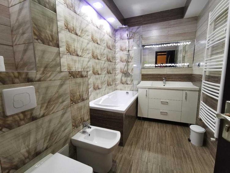 Apartament cu 3 camere semidecomandat în Tractorul