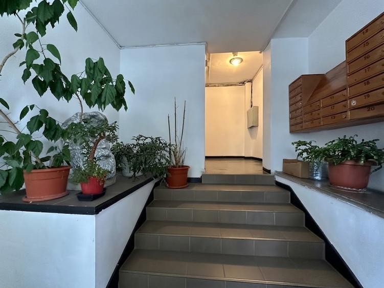 Apartament cu 3 camere decomandat în Răcădău