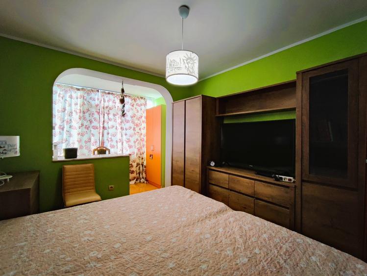 Apartament cu 3 camere semidecomandat, mobilat în Central
