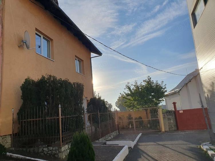 Casă cu 5 camere cu Teren 240 Mp în Central