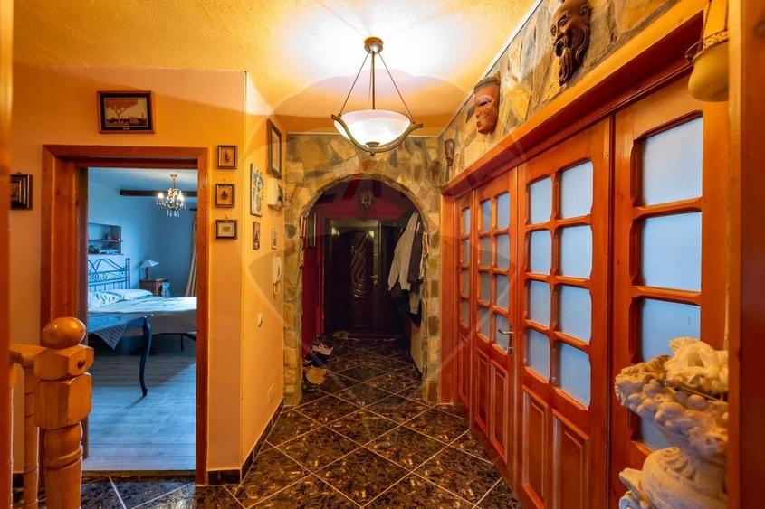 Casă cu 7 camere cu Teren 1020 Mp în Vest