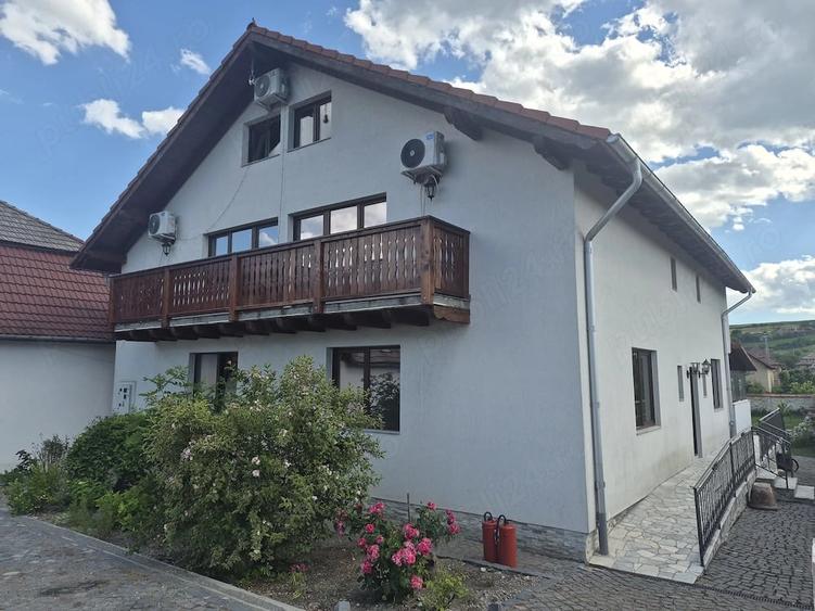 Casă cu 9 camere cu Teren 1100 Mp în Central