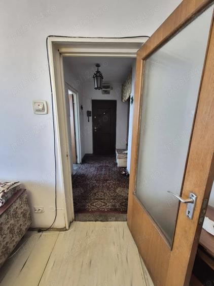 Apartament cu 3 camere semidecomandat în Colentina