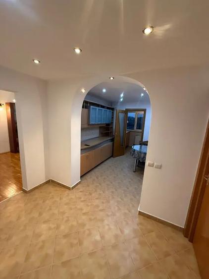 Apartament cu 3 camere semidecomandat în Central