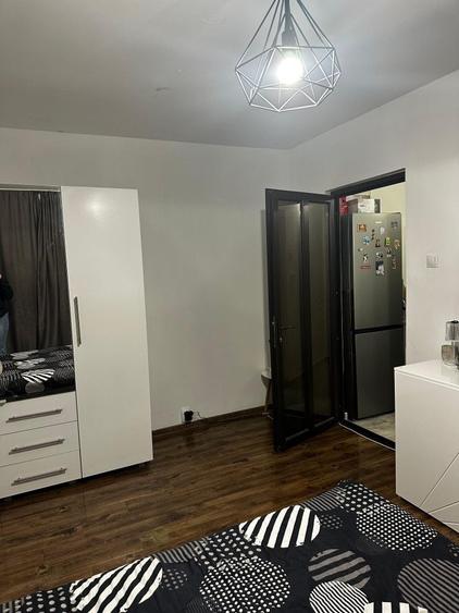 Apartament cu 3 camere semidecomandat în Debarcader
