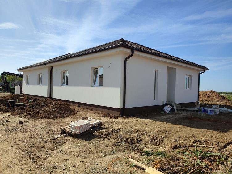 Casă individuală cu 3 camere cu Canalizare în Sânandrei
