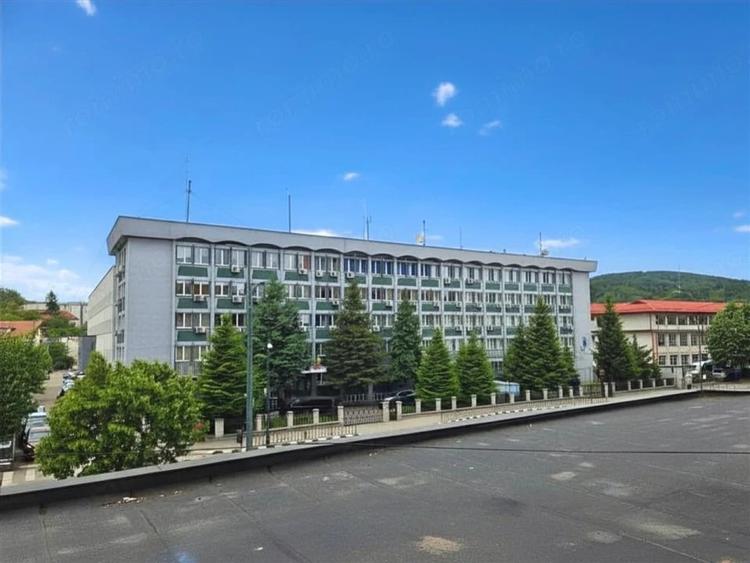 Apartament cu 3 camere decomandat în Căzănești (Râmnicu Vâlcea)