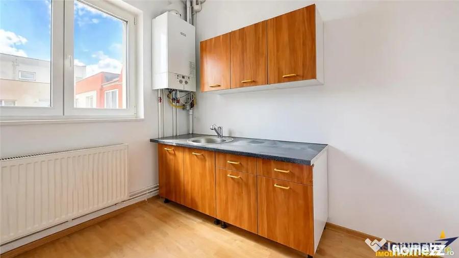 Apartament cu 3 camere semidecomandat în Vlahuță