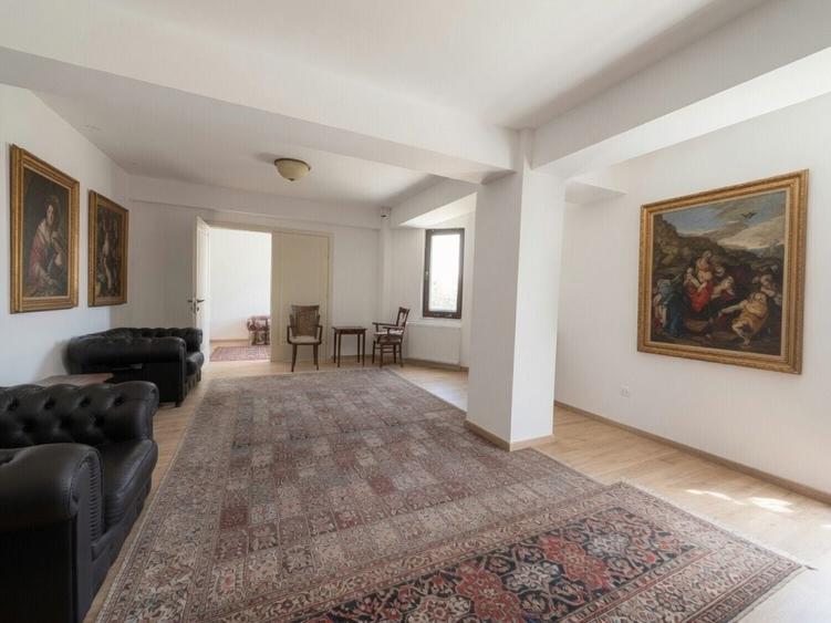Penthouse cu 5 camere semidecomandat în Timpuri Noi