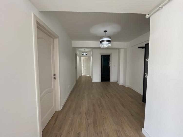 Apartament cu 4 camere decomandat în Dâmbul Rotund