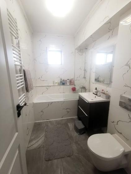 Apartament cu 3 camere semidecomandat, mobilat în Sud