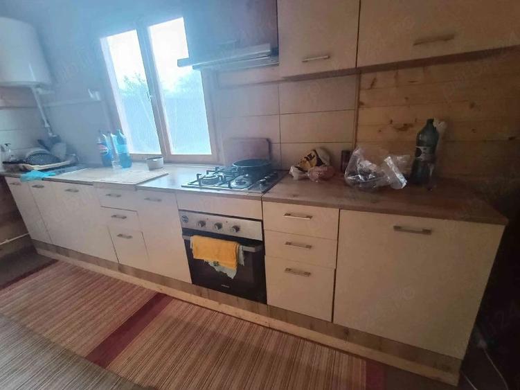 Casă cu 2 camere cu Teren 10000 Mp în Central
