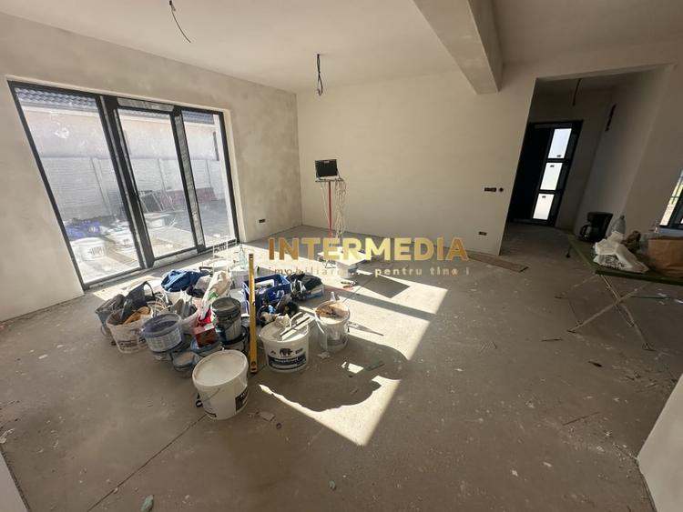 Casă individuală cu 4 camere cu Canalizare în Cetate