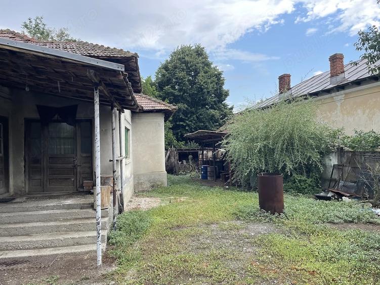 Casă cu 5 camere cu Teren 8000 Mp în Orlești