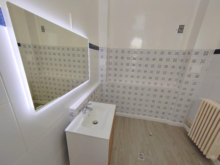 Casă individuală cu 7 camere cu Garaj în Lacul Tei