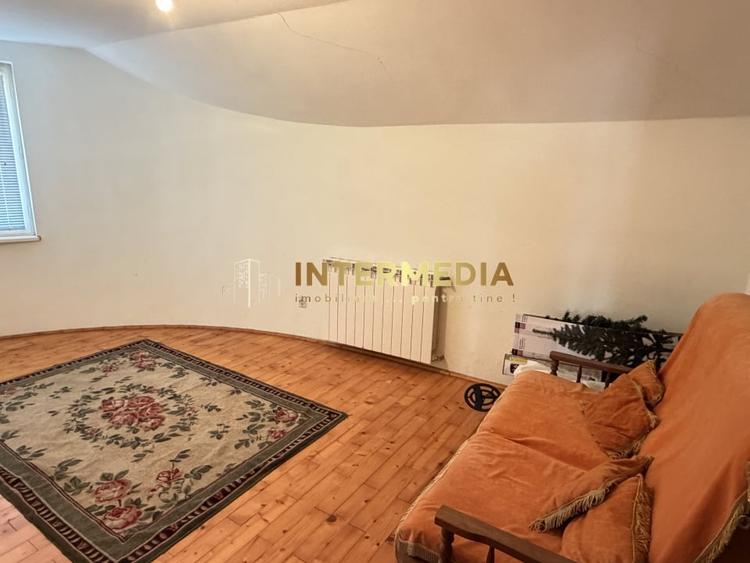 Casă individuală cu 10 camere cu Teren 4100 Mp în Vințu de Jos