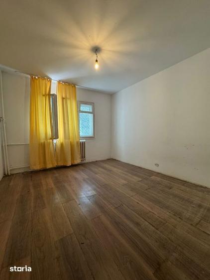 Apartament cu 4 camere semidecomandat în Berceni