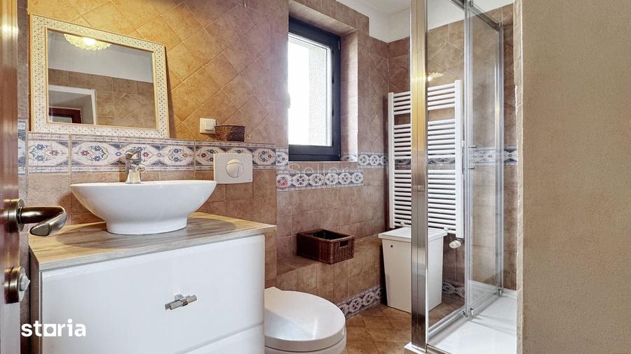 Casă cu 8 camere cu Teren 280 Mp în Central
