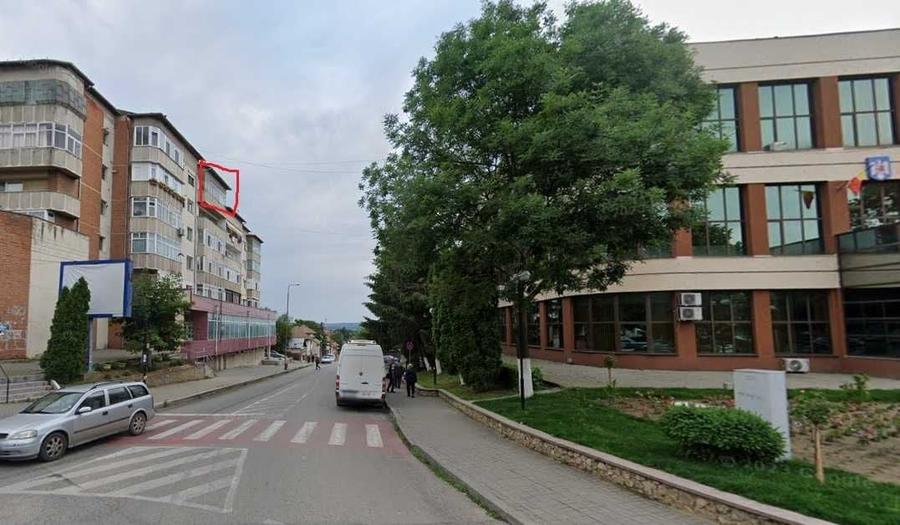 Apartament cu 3 camere decomandat în Drăgășani