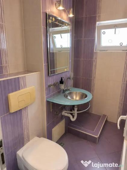 Apartament cu 4 camere semidecomandat în Rovine