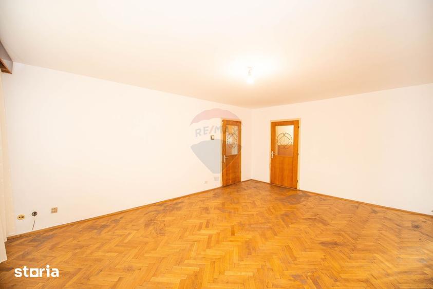 Casă cu 7 camere cu Teren 200 Mp în Central