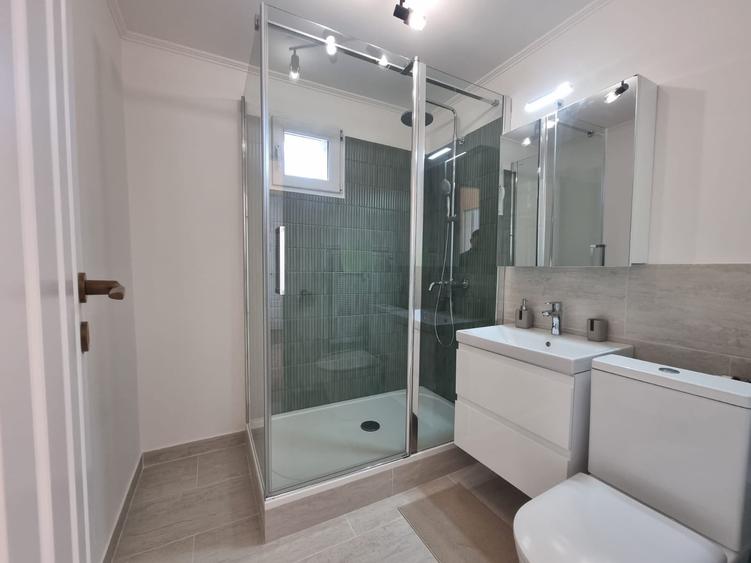 Apartament cu 3 camere semidecomandat, mobilat în Lacul Tei