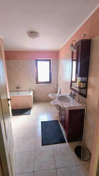 Casă cu 6 camere cu Teren 771 Mp în Central
