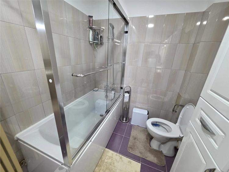 Casă cu 4 camere cu Teren 260 Mp în 1 Decembrie