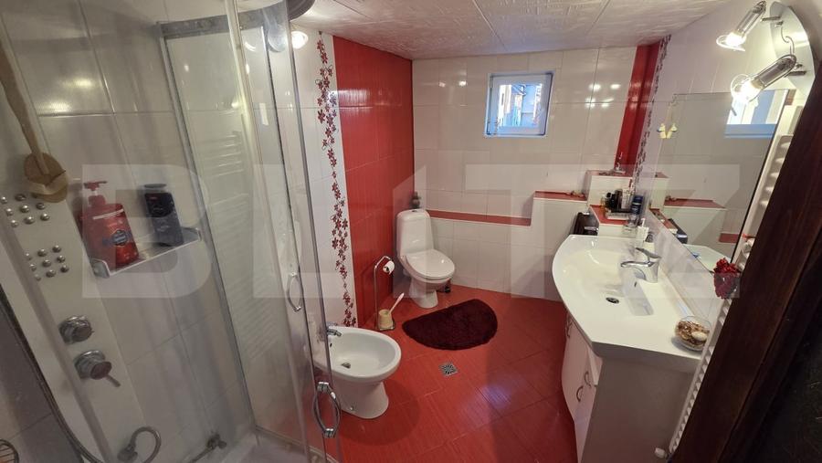 Casă individuală cu 7 camere cu Garaj în Cetate