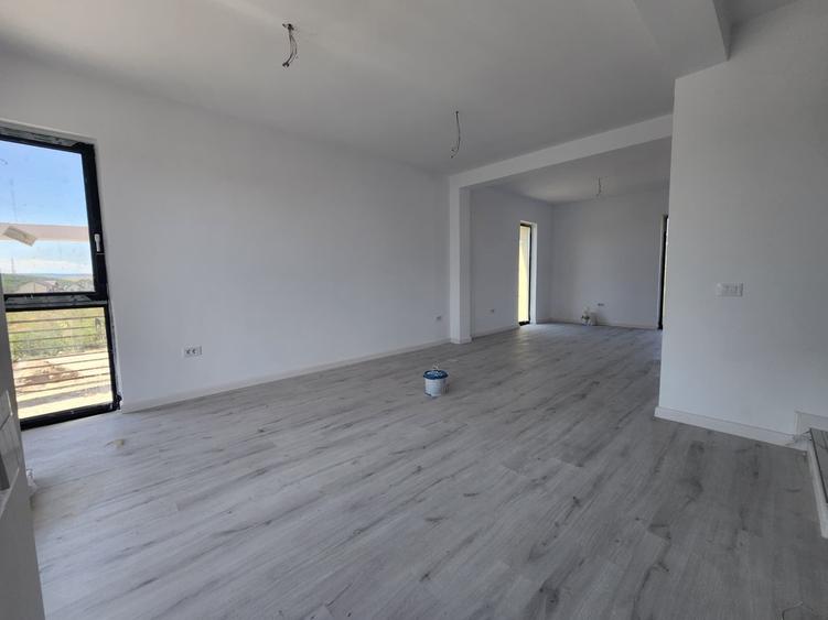 Casă individuală cu 4 camere cu Canalizare în Miroslava