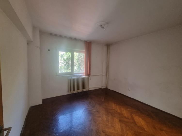 Apartament cu 4 camere semidecomandat în Moșilor