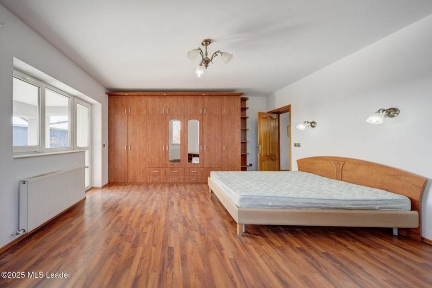 Casă individuală cu 8 camere cu Canalizare în Pipera
