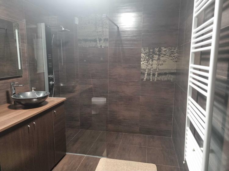 Apartament cu 3 camere semidecomandat în Florești