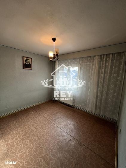 Apartament cu 4 camere decomandat în Tineretului