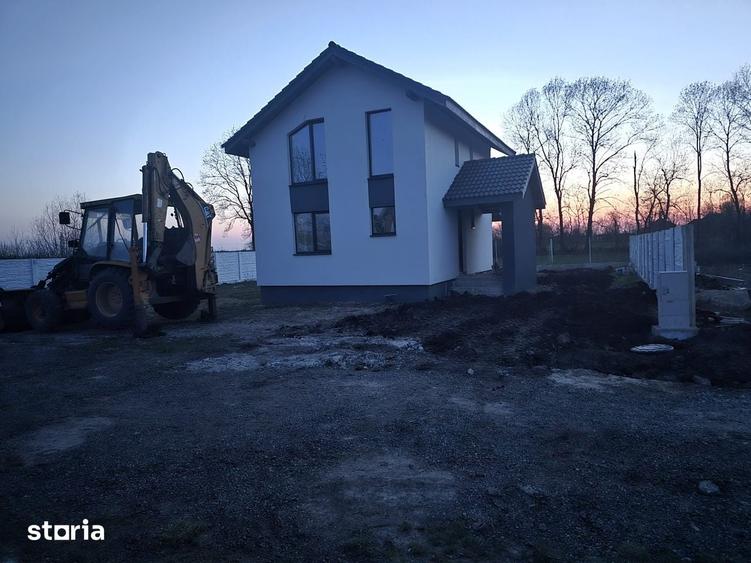 Casă cu 4 camere cu Teren 610 Mp în Sacoșu Turcesc