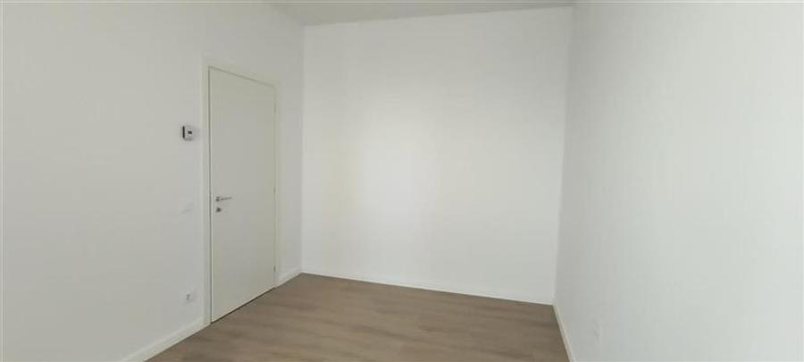 Apartament cu 3 camere nedecomandat în Aradului