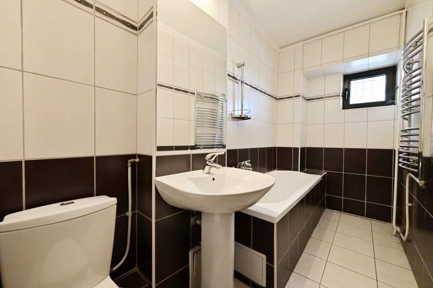 Apartament cu 4 camere semidecomandat în Centrul Civic