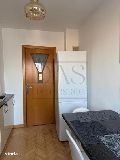 Apartament cu 2 camere semidecomandat, mobilat în Tei