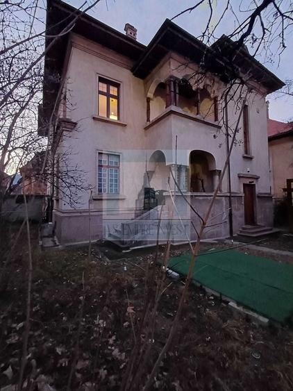 Casă individuală cu 9 camere cu Canalizare în Centrul Istoric