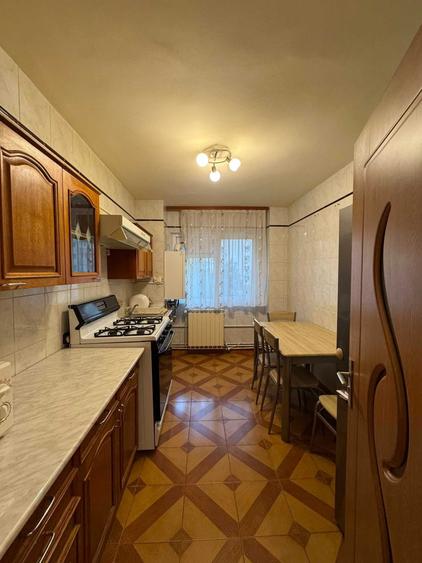 Apartament cu 3 camere decomandat în Teiul Doamnei