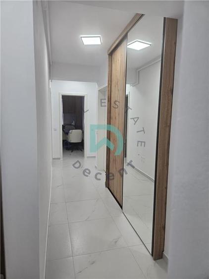 Apartament cu 3 camere decomandat în Tractorul