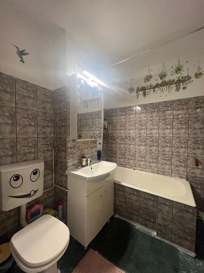 Apartament cu 3 camere decomandat, mobilat în Valea Aurie