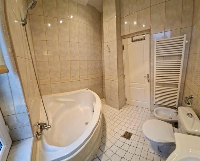 Apartament cu 3 camere decomandat, mobilat în Armeneasca