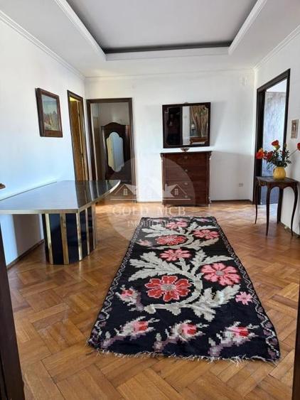 Apartament cu 3 camere circular în P-ța Universității