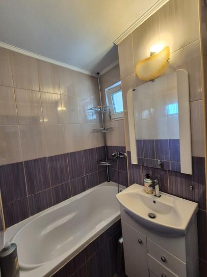 Apartament cu 3 camere semidecomandat în Titan