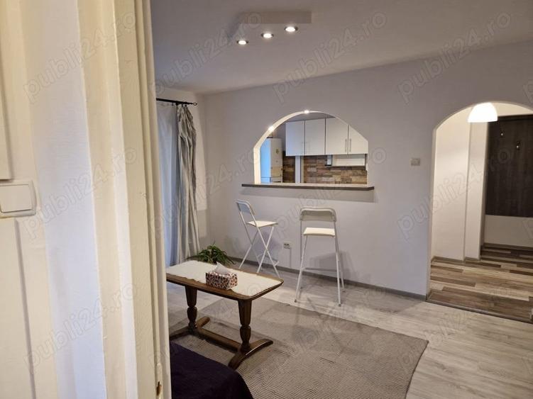 Apartament cu 3 camere semidecomandat în Simeria
