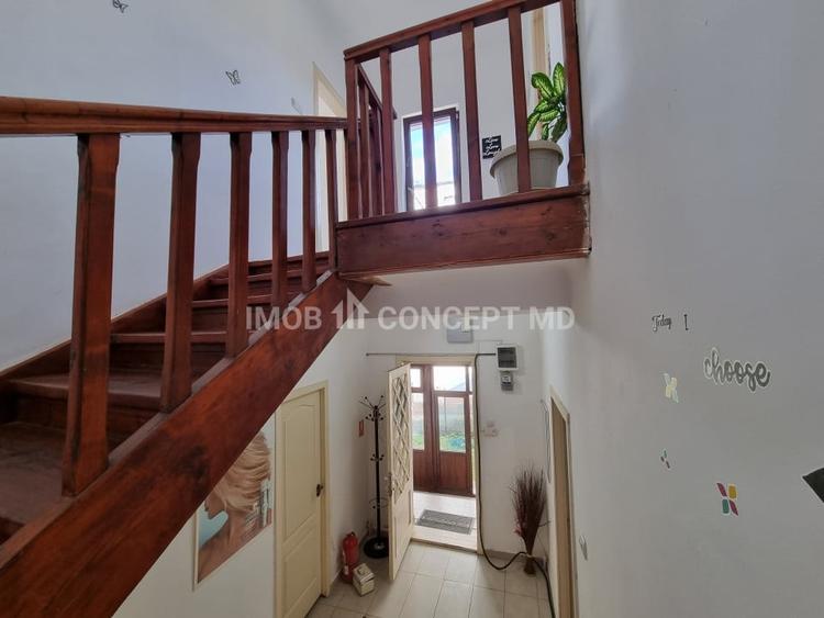 Casă individuală cu 8 camere cu Canalizare în Ultracentral