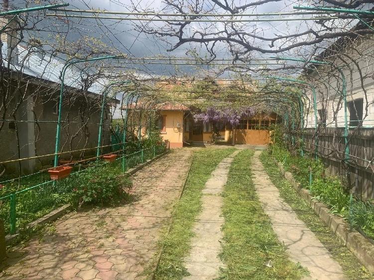 Casă cu 2 camere cu Teren 810 Mp în Central