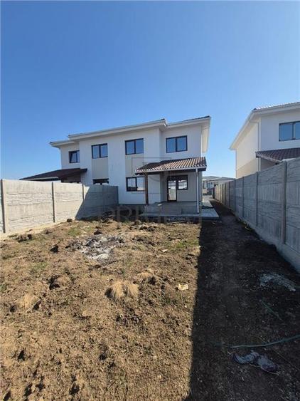 Duplex cu 4 camere cu Canalizare în Moșnița Nouă