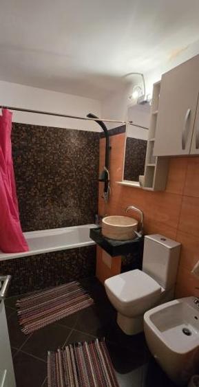 Apartament cu 3 camere decomandat în Casa de Cultură